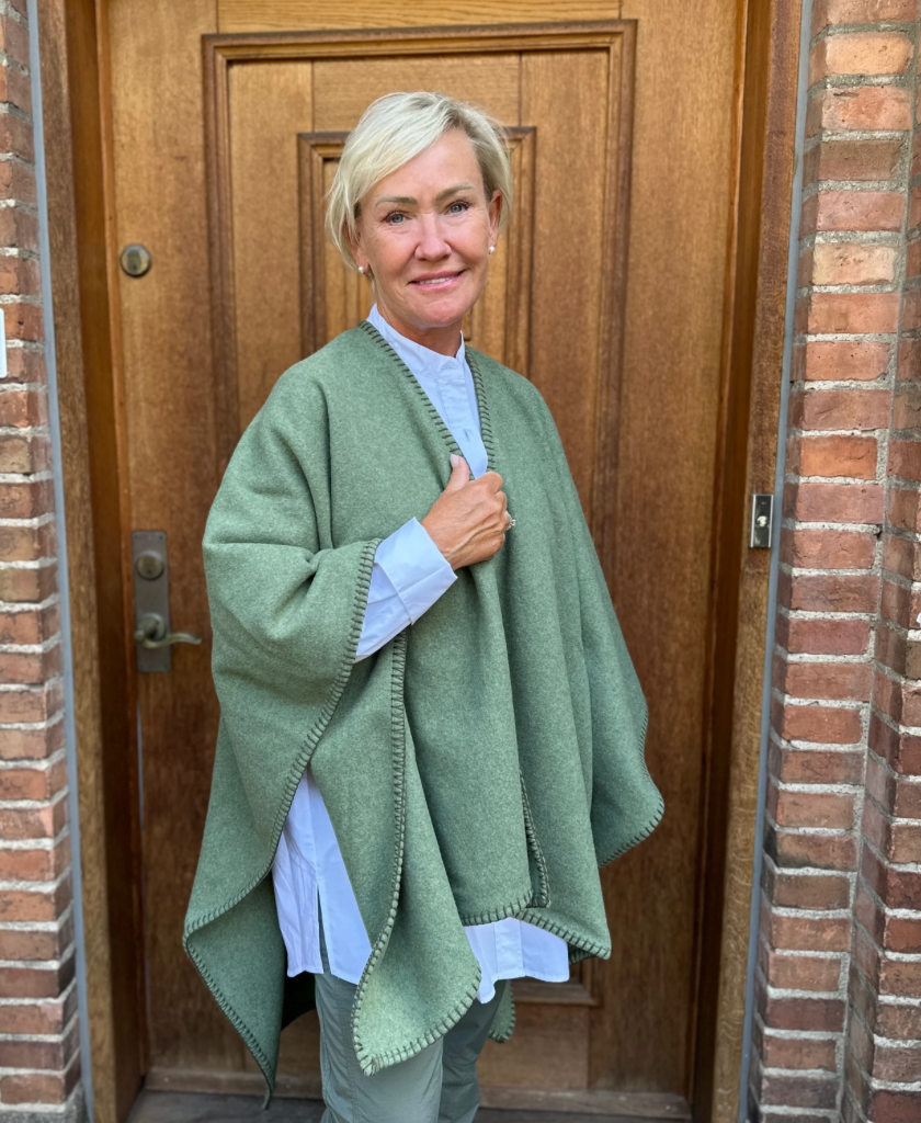 Trekantede Tørklæder og Merinould Ponchoer – Efterårets Trends i Luksuriøse Materialer