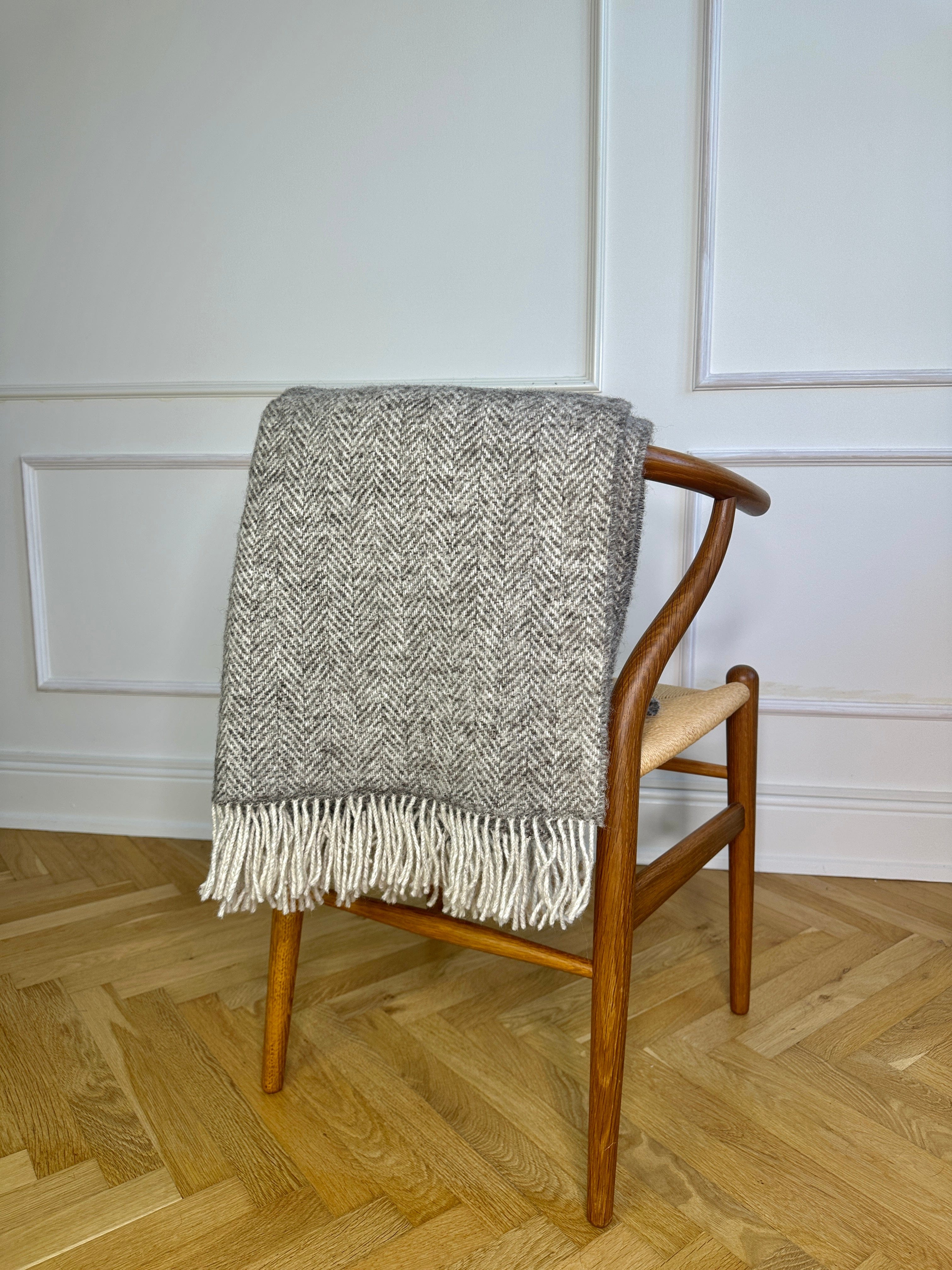 Øko uldplaid i 100% uld - Pale grey m. sildebensmønster (132x190 cm) Uldplaiden.dk