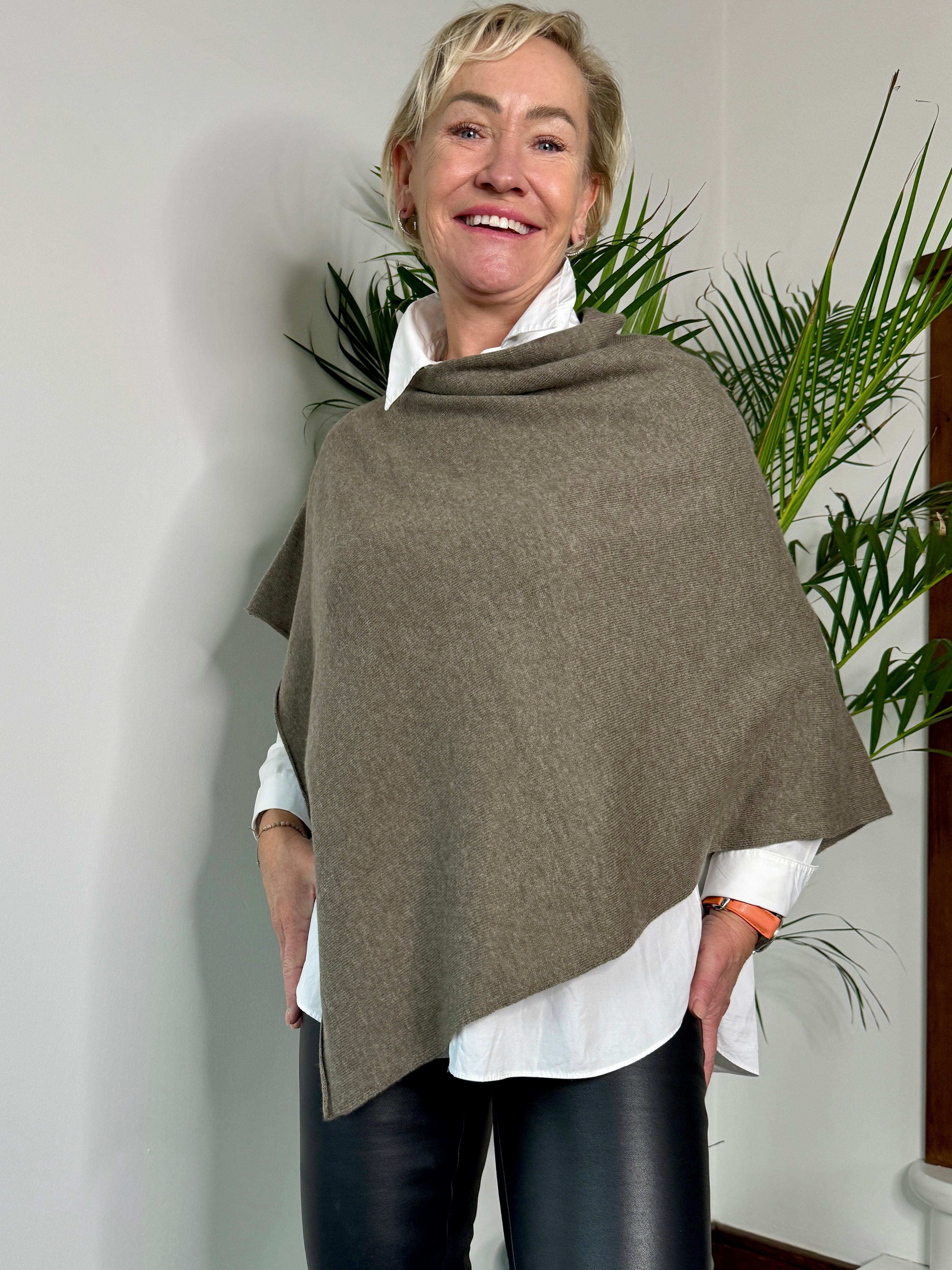 Poncho i 100% merinould - Mud brun Uldplaiden.dk