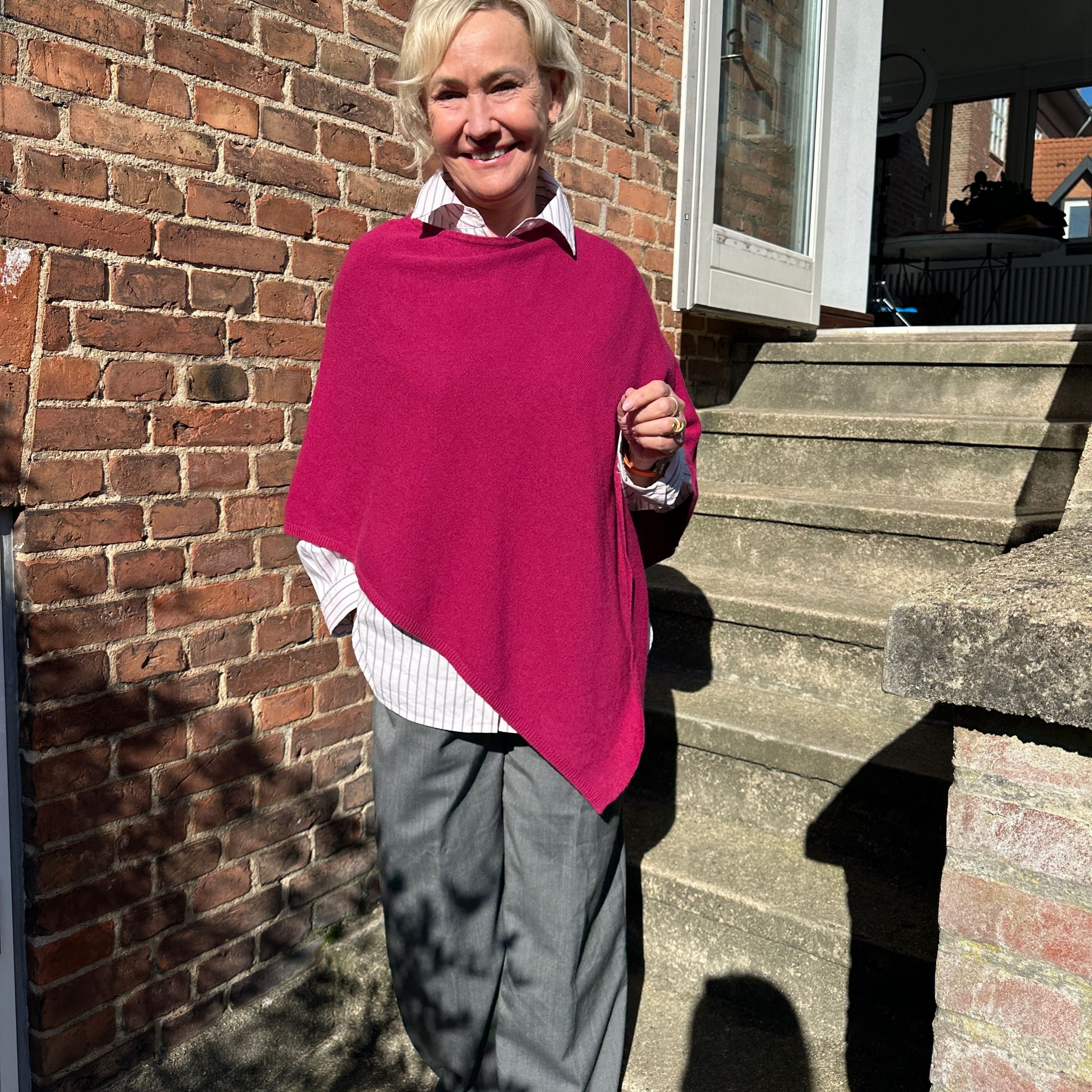 Poncho i 5% cashmere - Cerise rød Uldplaiden.dk