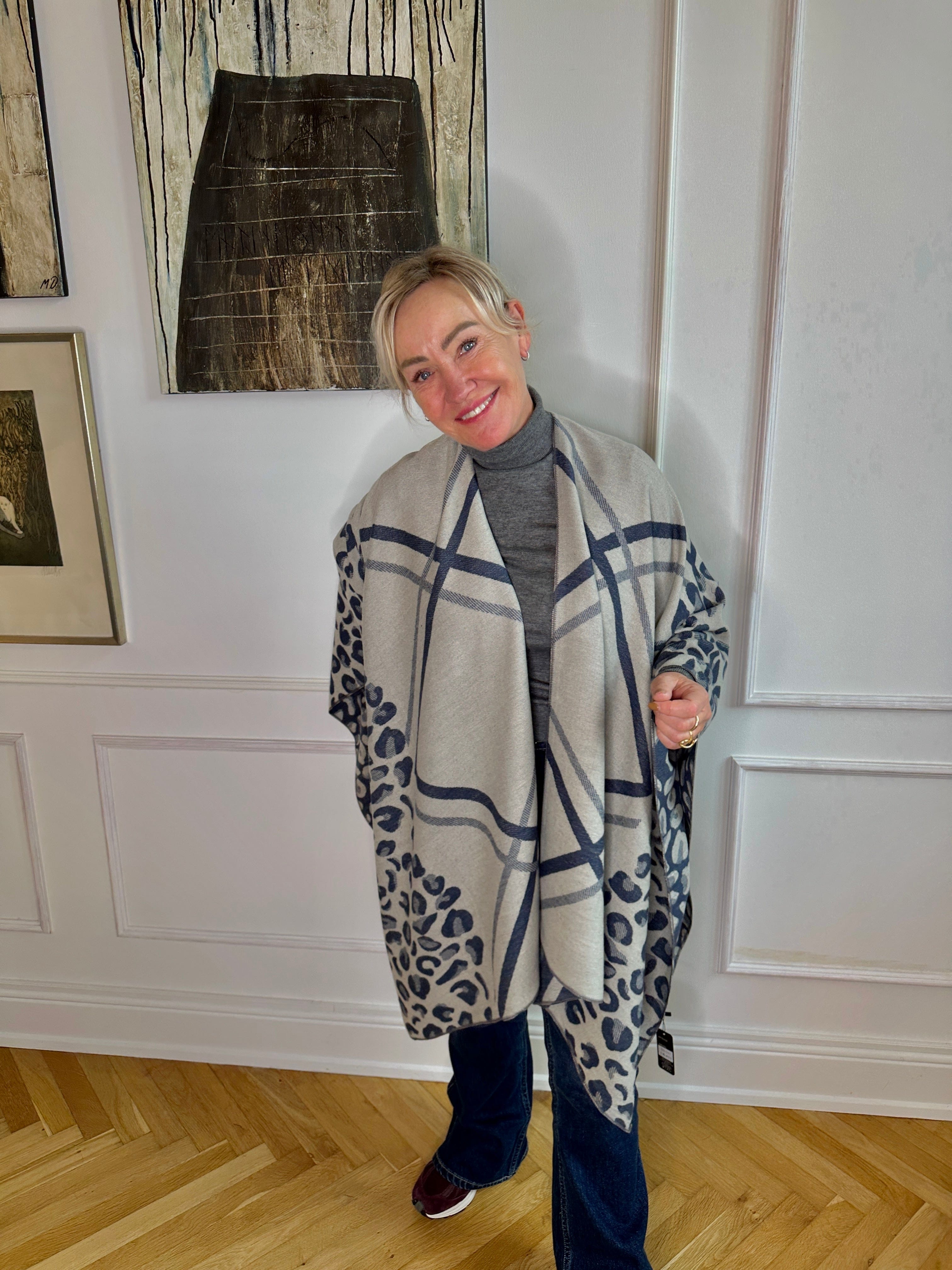 Poncho i blandet uld - Grå/blå m. mønster Uldplaiden.dk