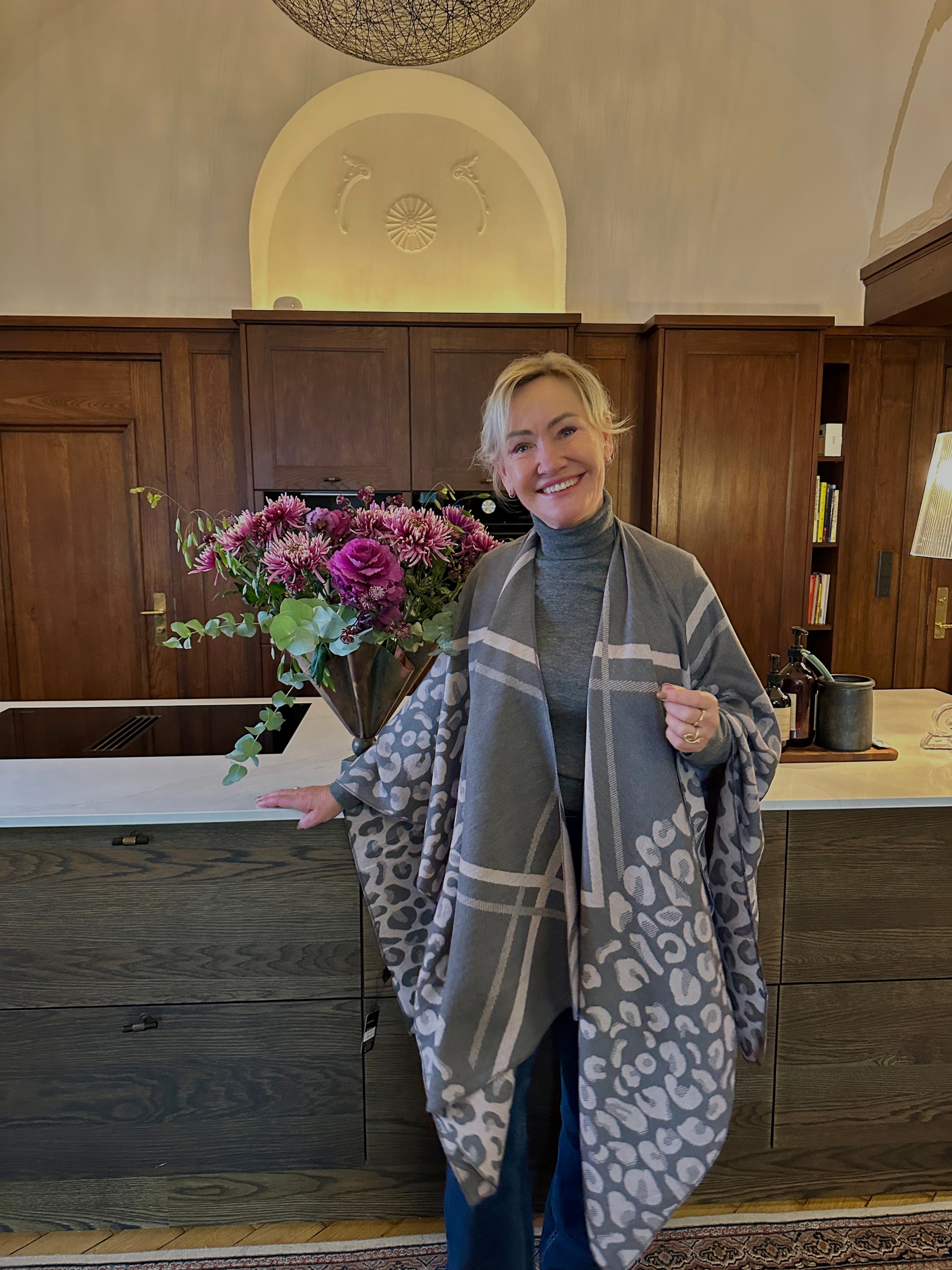 Poncho i blandet uld - Grå/rosa m. mønster Uldplaiden.dk