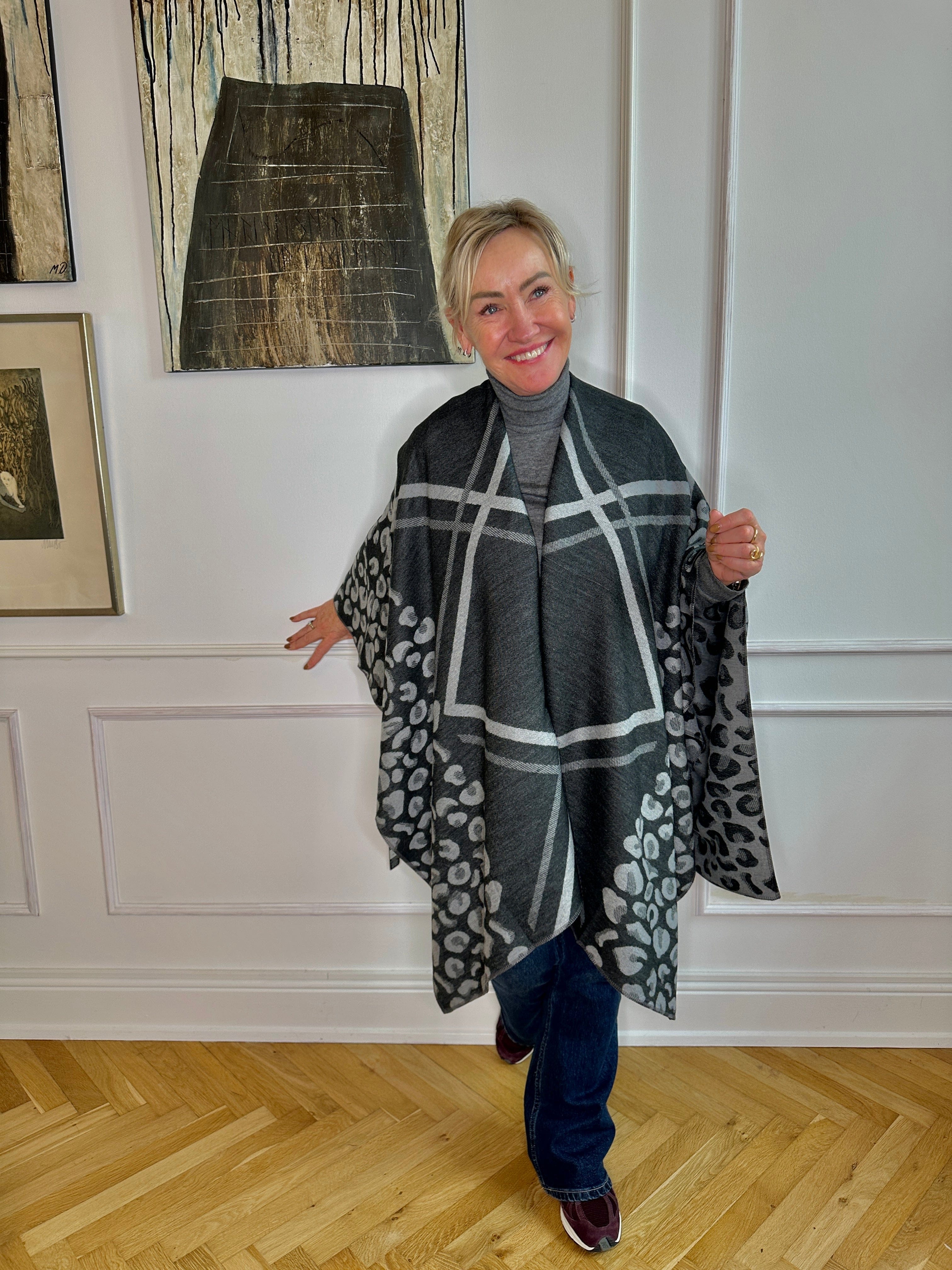 Poncho i blandet uld - Grå/sort m. mønster Uldplaiden.dk