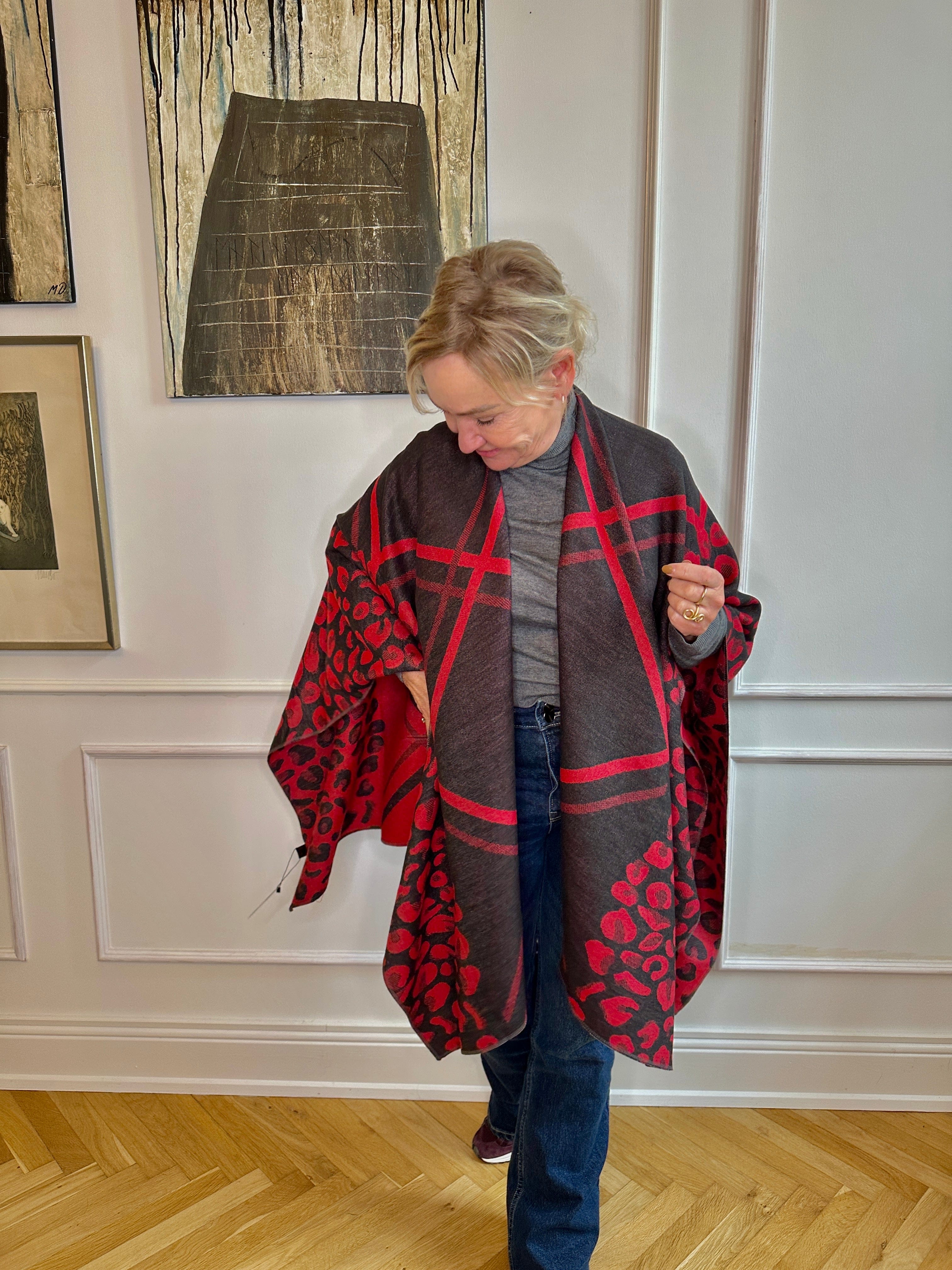 Poncho i blandet uld - rød/sort m. mønster Uldplaiden.dk