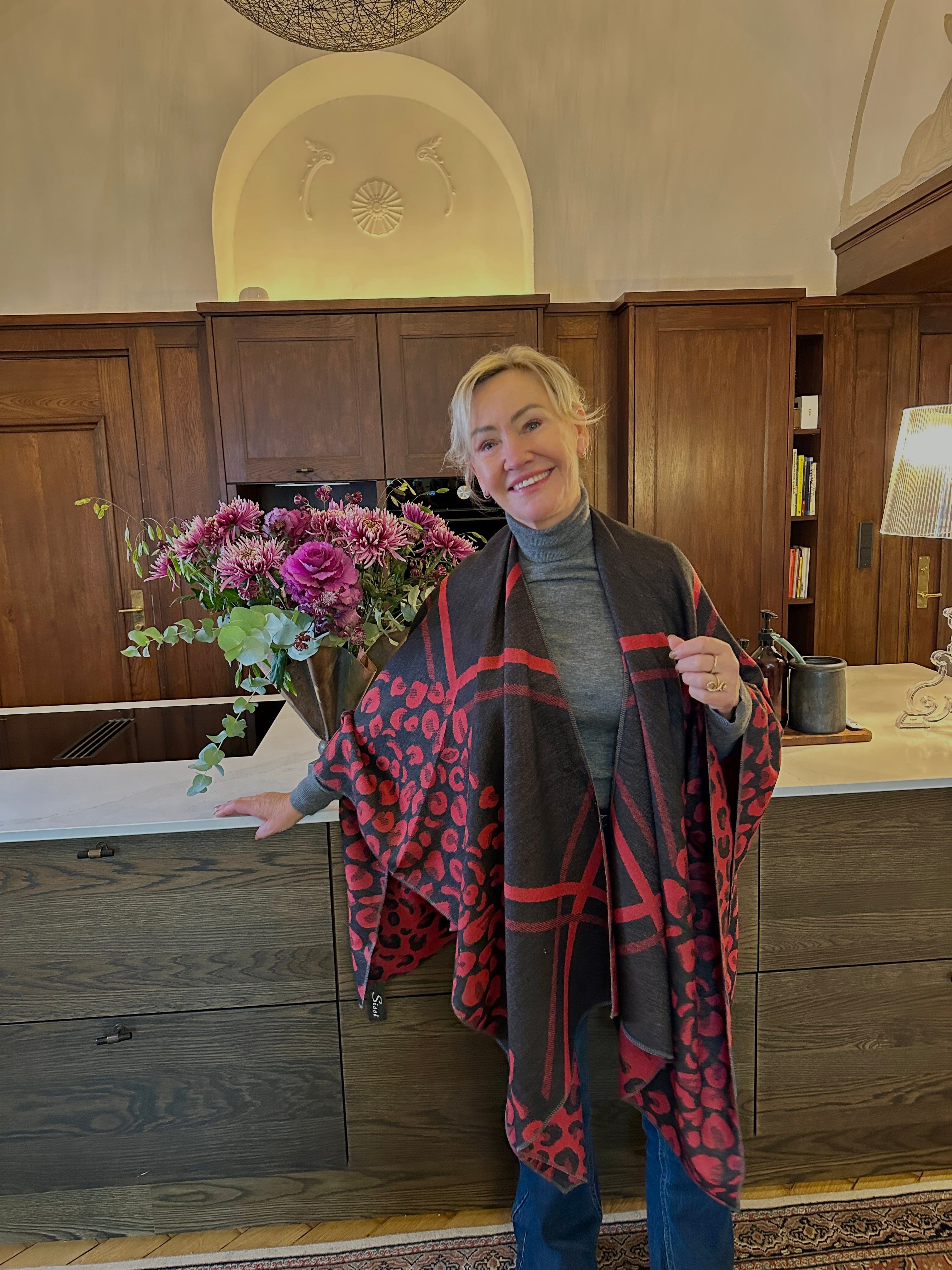 Poncho i blandet uld - rød/sort m. mønster Uldplaiden.dk