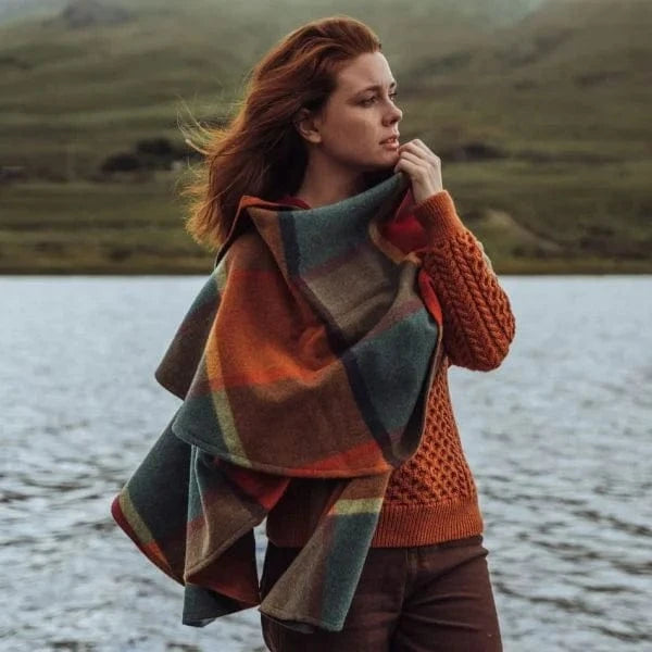 Poncho i lammeuld - Orange og grøn m. tern (137x180 cm) Uldplaiden.dk