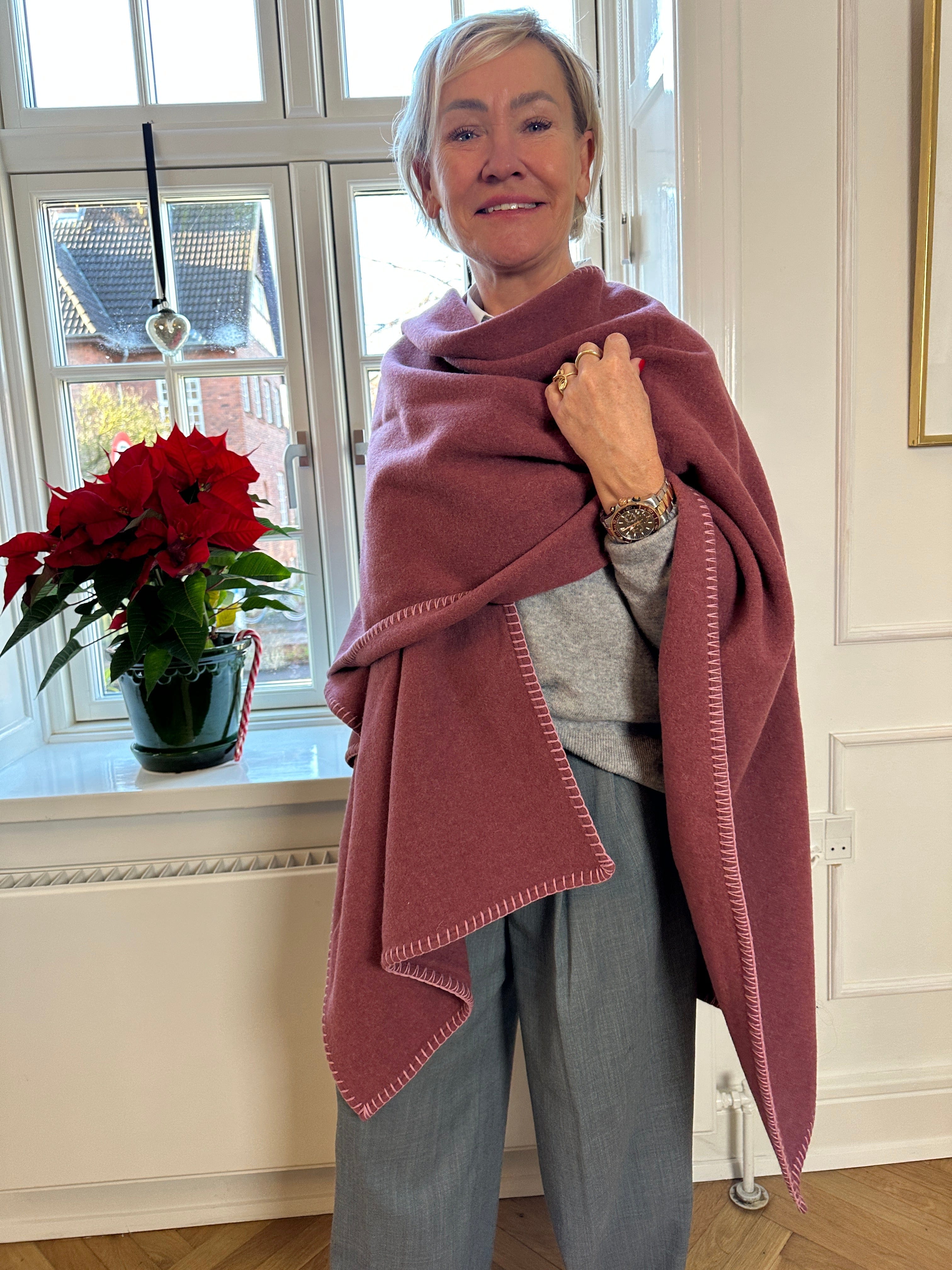 Poncho i 100% merinould - Mørk rosa Poncho Uldplaiden.dk