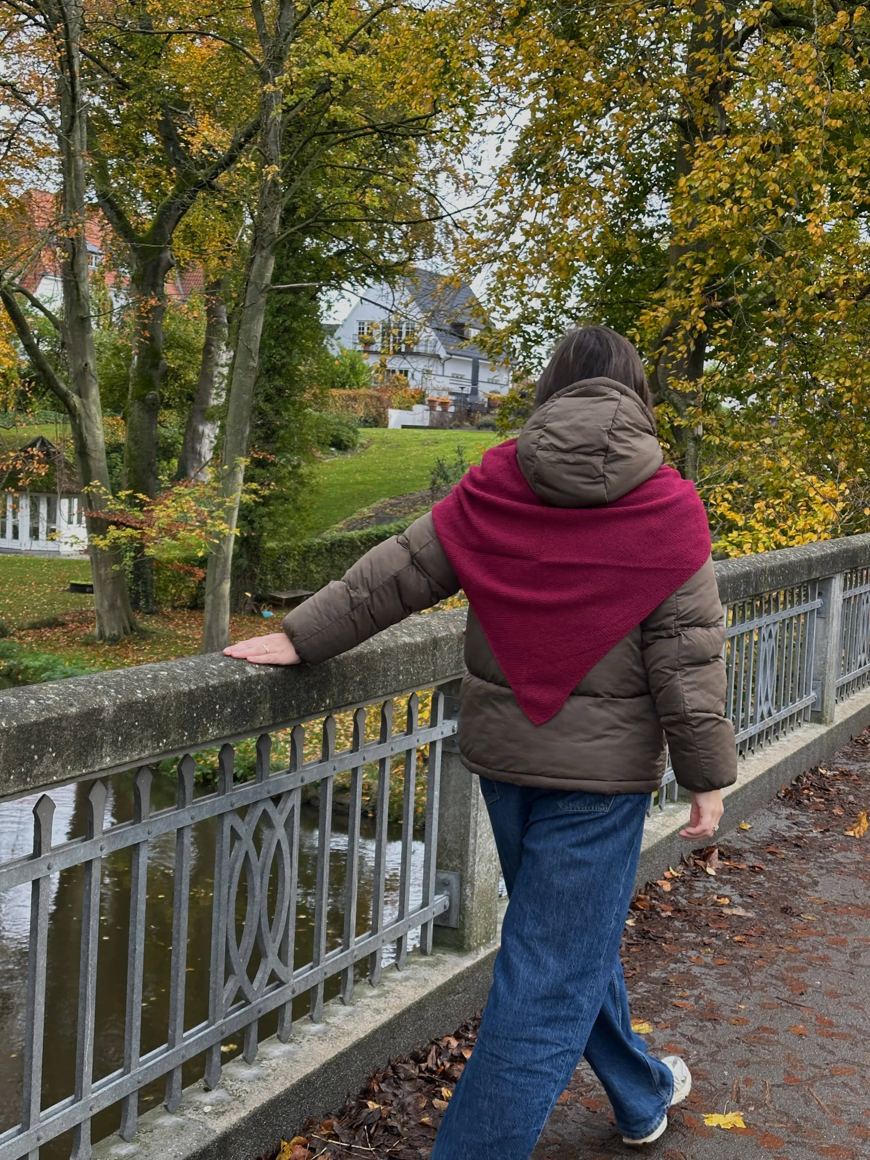 Trekant sjal i perlestrik - Bordeaux Uldplaiden.dk