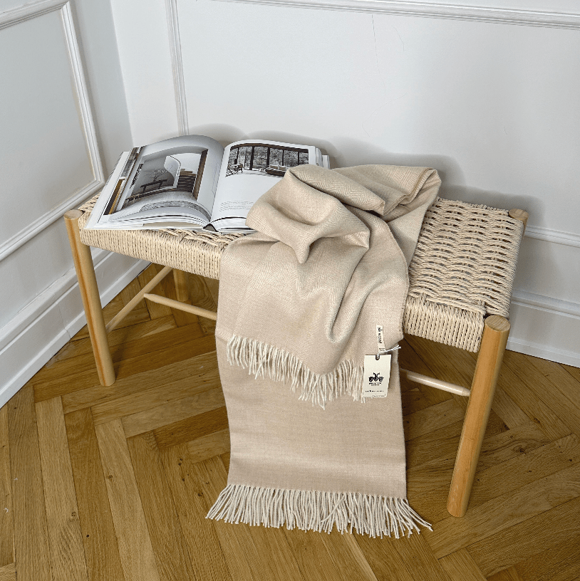 Uldplaid i 100% baby alpaca uld - Beige m. sildebensmønster (130x180 cm) Uldplaid Uldplaiden