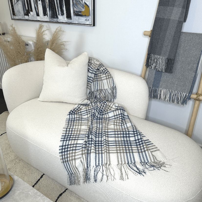Uldplaid i 20% Merinould - Off white m. blå og beige tern (140x200 cm) Uldplaid Uldplaiden