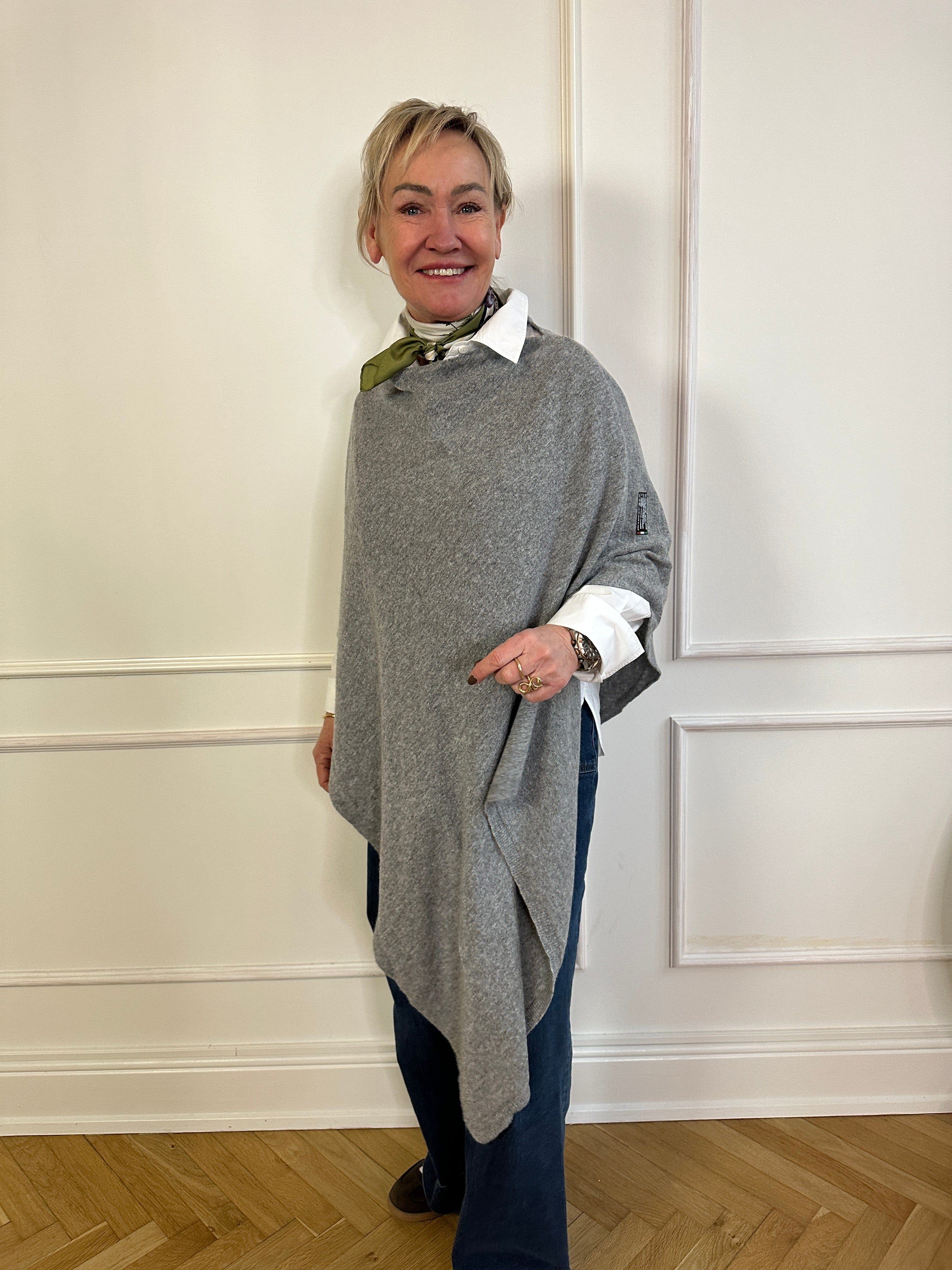 Poncho i 10% cashmere - Grå Large Uldplaiden.dk