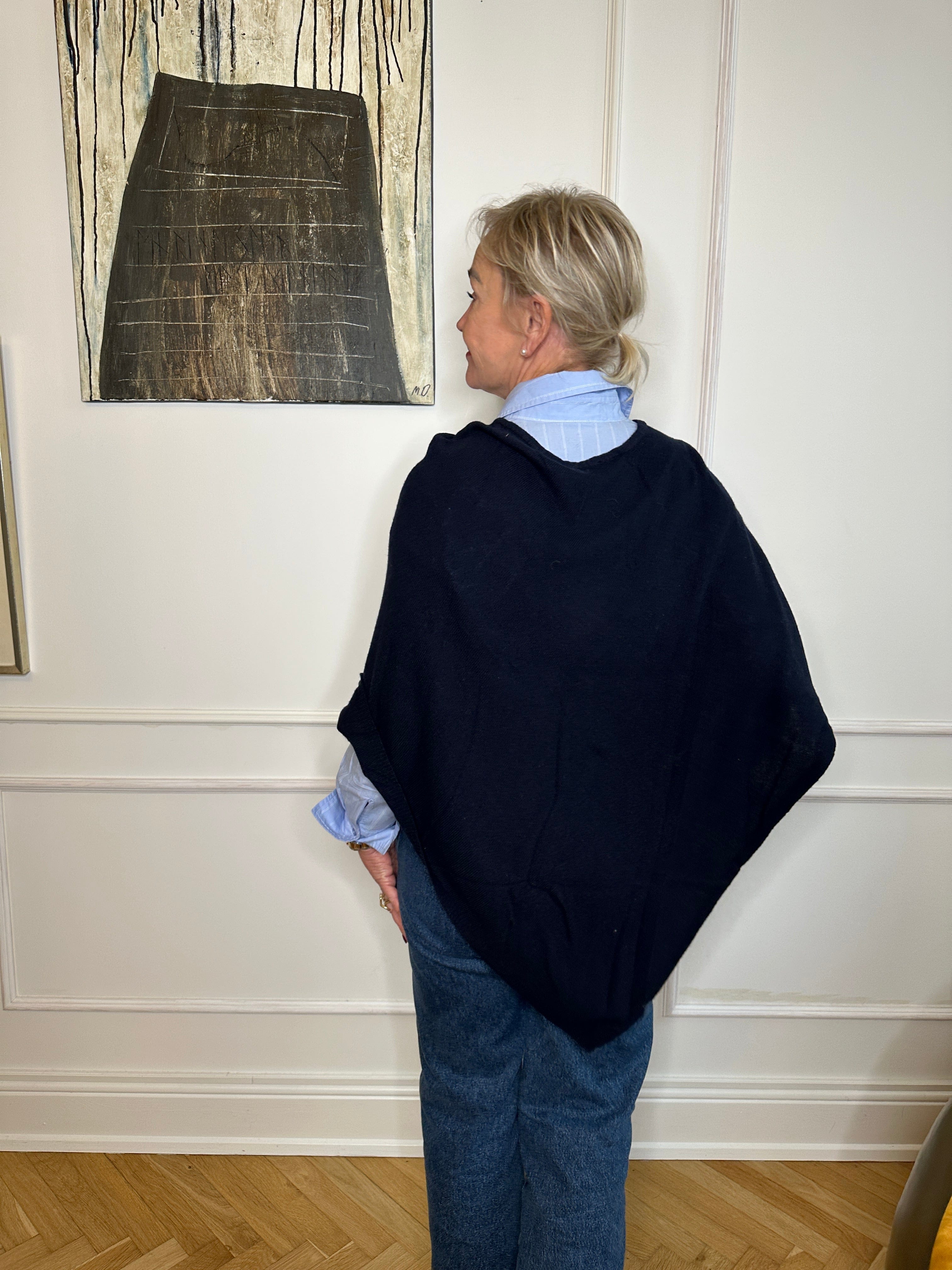 Poncho i 10% cashmere - Mørkeblå Uldplaiden.dk