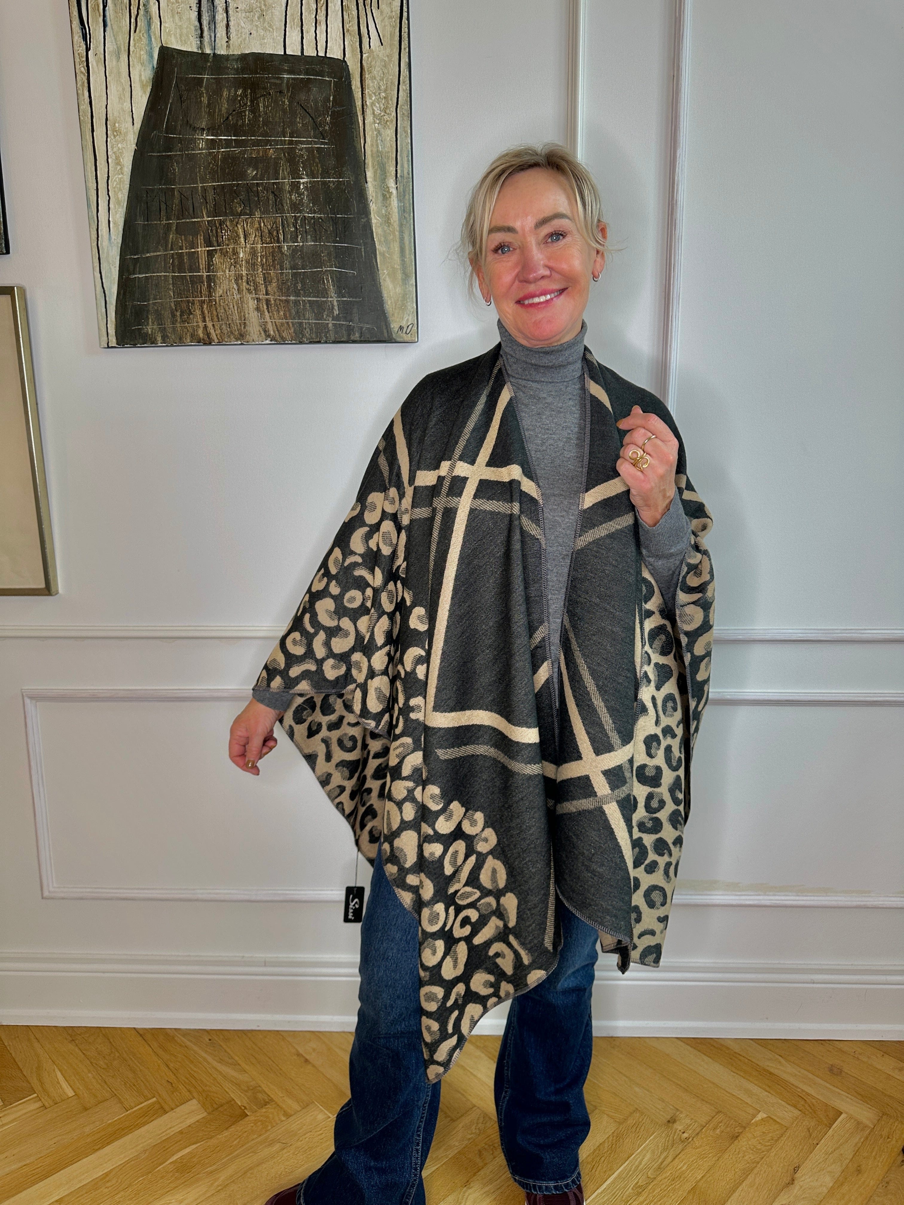 Poncho i blandet uld - Beige/sort m. mønster Uldplaiden.dk