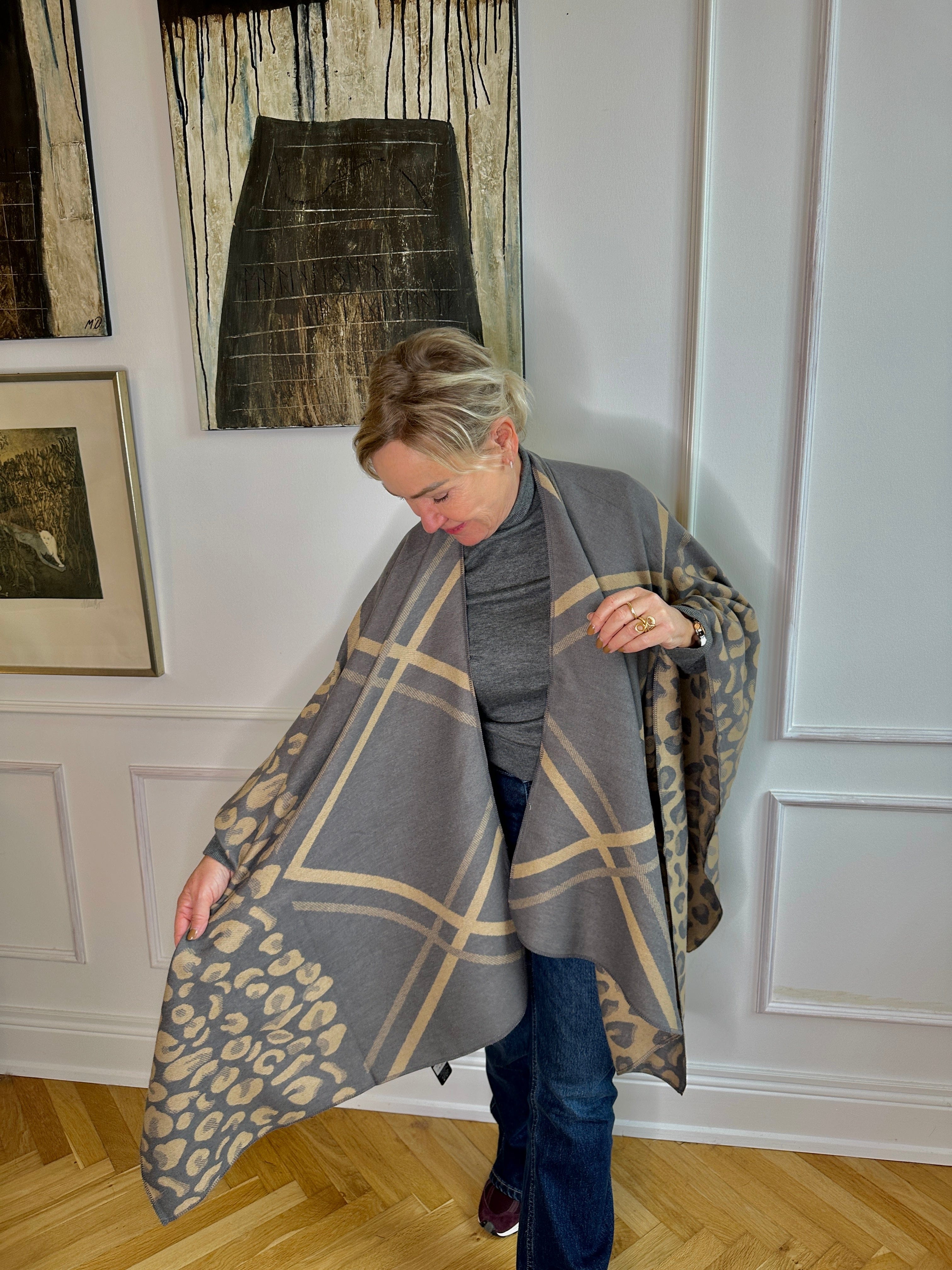 Poncho i blandet uld - grå/beige m. mønster Uldplaiden.dk