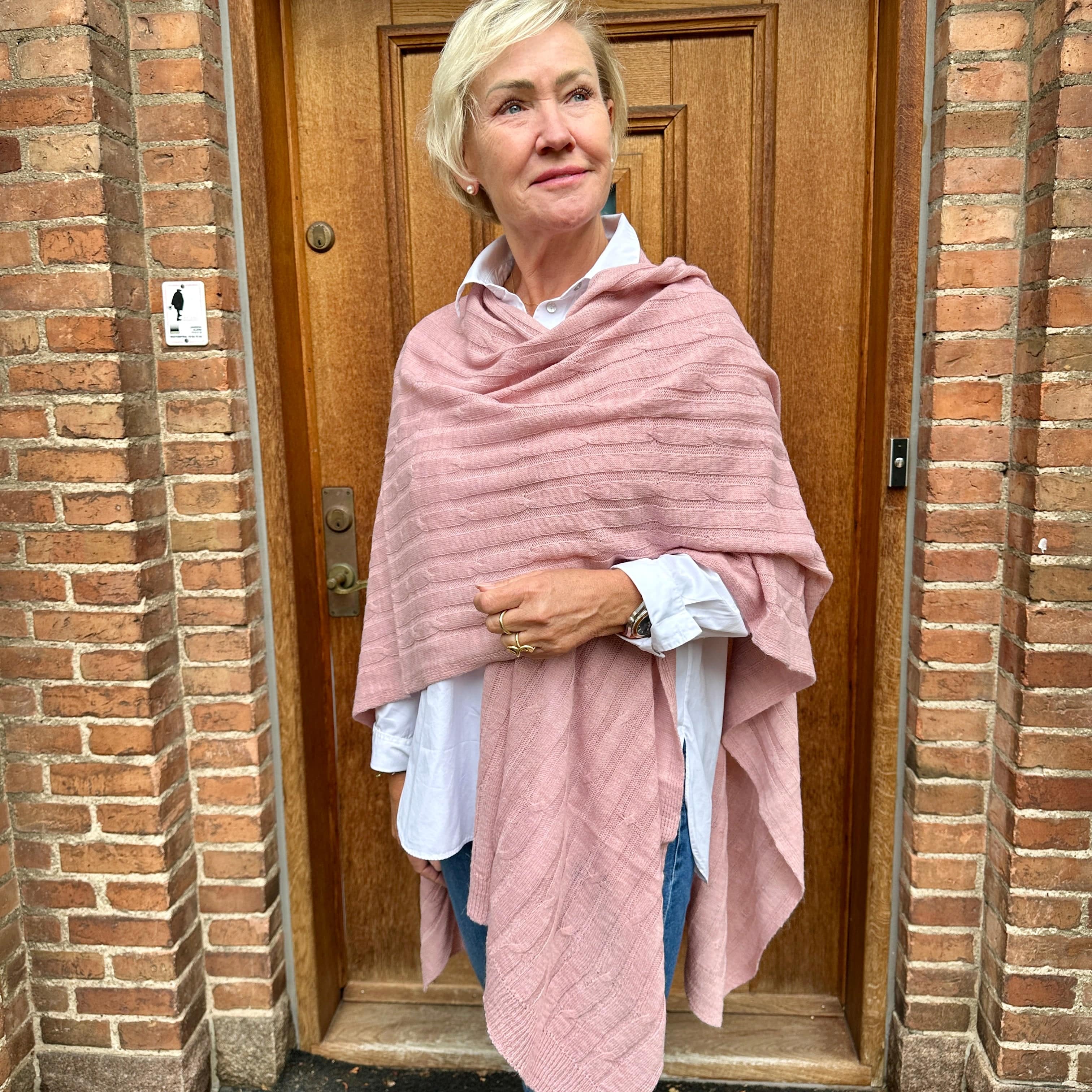 Poncho i kabelstrik - Rosa Poncho Uldplaiden.dk