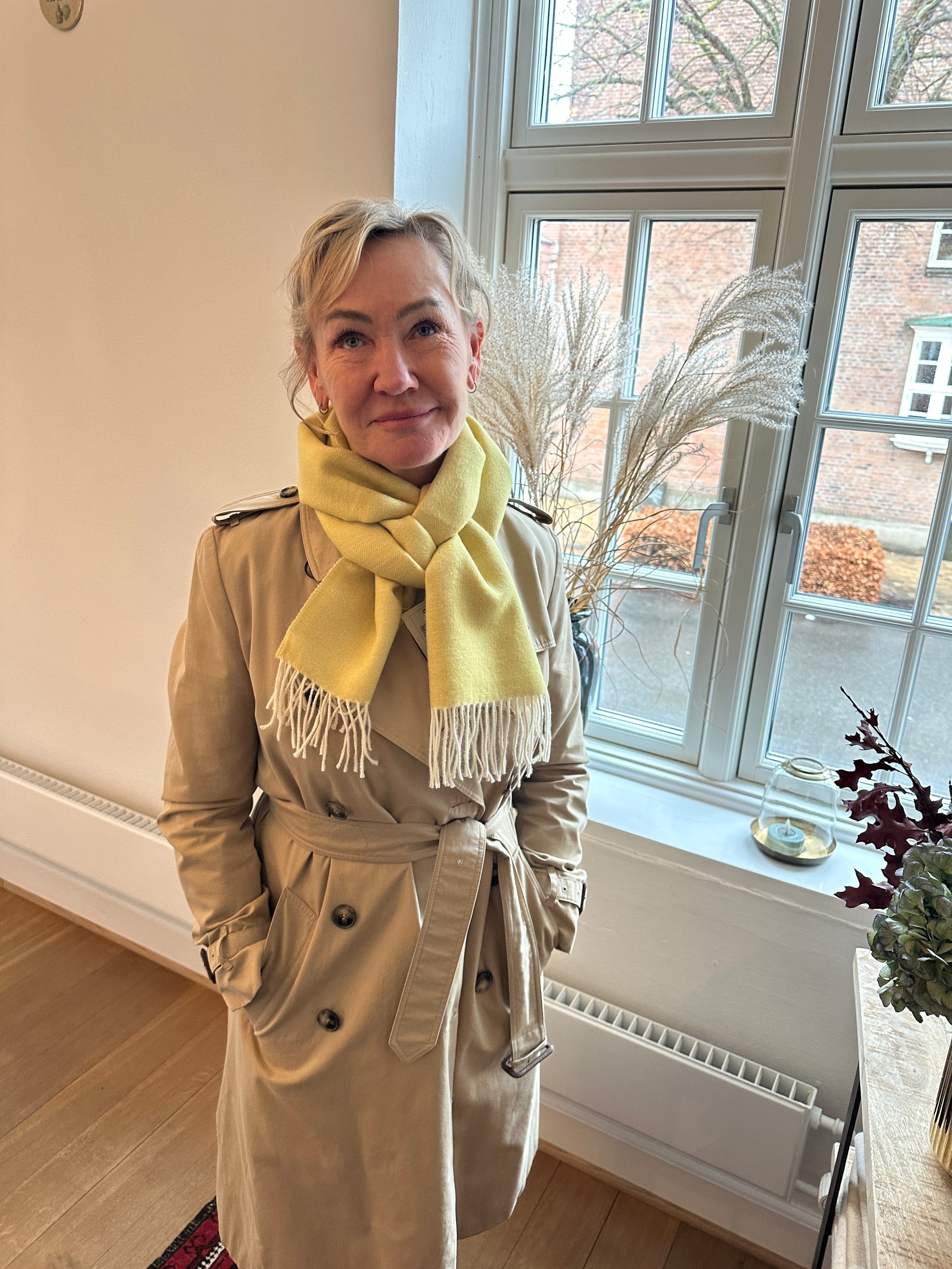 Halstørklæde i 100% baby alpaca uld - gul/off white Tørklæder og sjaler Uldplaiden