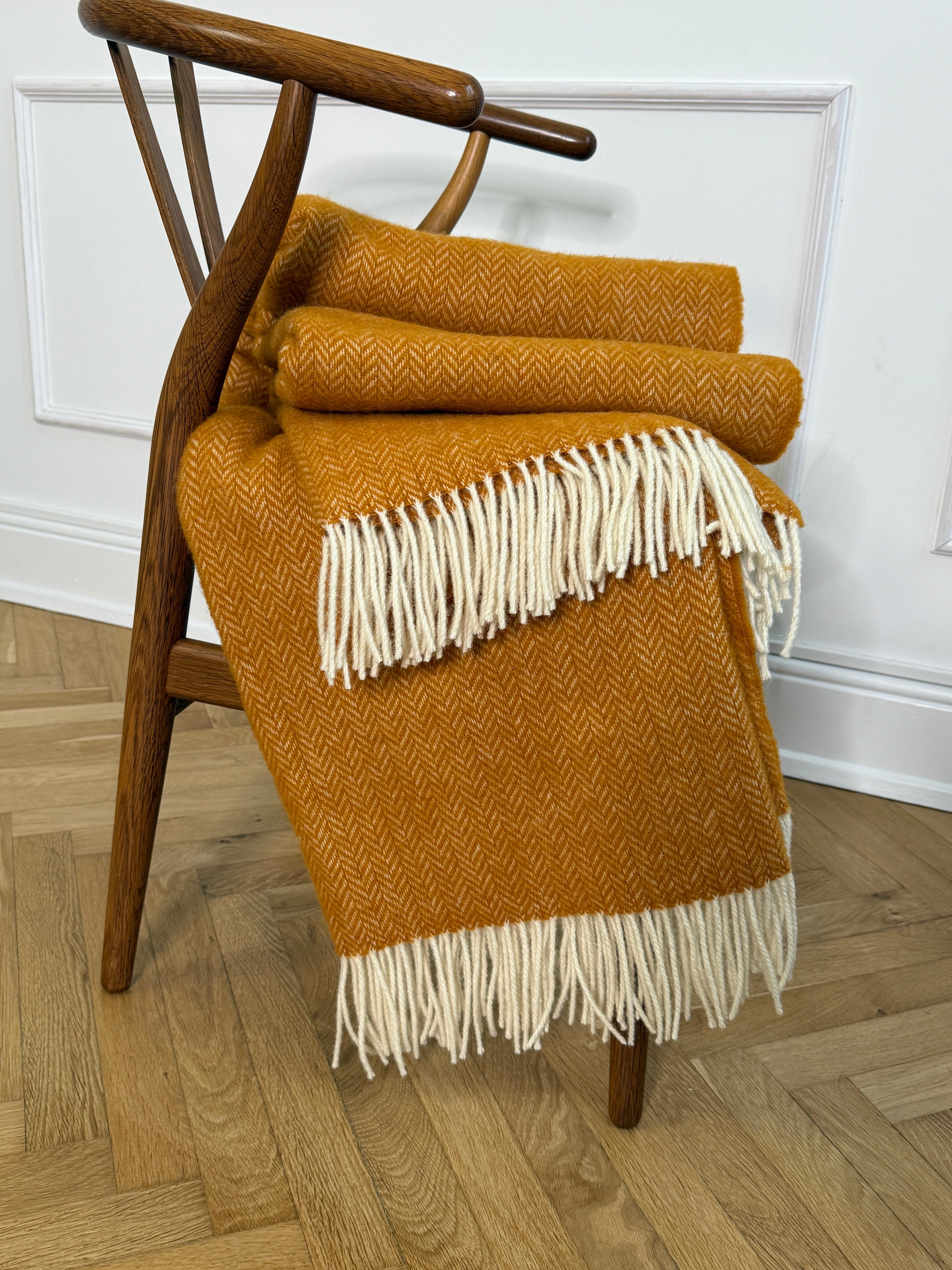 Uldplaid i 100% newzealandsk uld - Mustard m. sildebensmønster Uldplaid Uldplaiden
